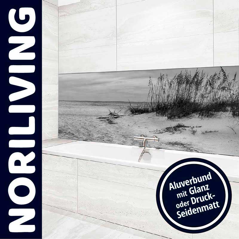 Dekorative Aluverbundplatte für Badezimmer, Strandmotiv mit hoher Qualität Moderner Badbereich mit einer Aluverbundplatte, die ein stilvolles Strandmotiv in Schwarz-Weiß zeigt