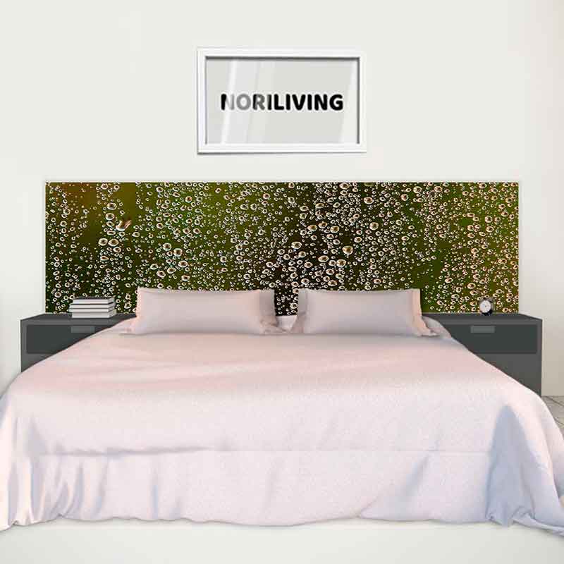 Ein modernes Schlafzimmer mit einem dekorativen Kopfteil, das mit einem interessanten Muster verziert ist, und einem Kunstwerk an der Wand über dem Bett.