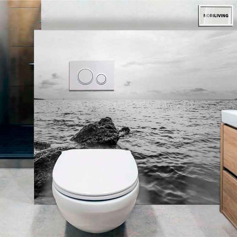 Moderne Toilette mit Wandbild eines Meeres Eine moderne Toilette mit einem großen Wandbild, das eine Meereslandschaft zeigt.