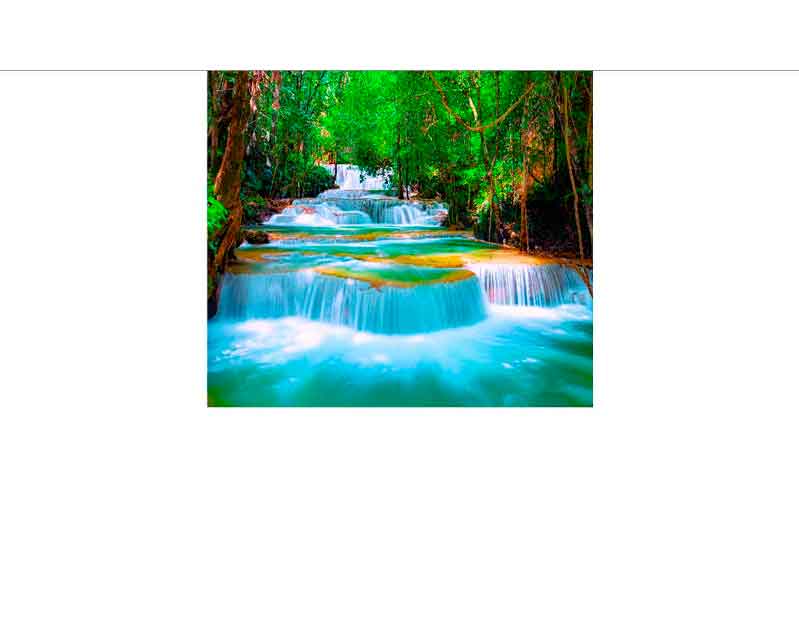 Ein beeindruckender Wasserfall fließt über mehrere Ebenen, umgeben von dichtem, grünem Wald