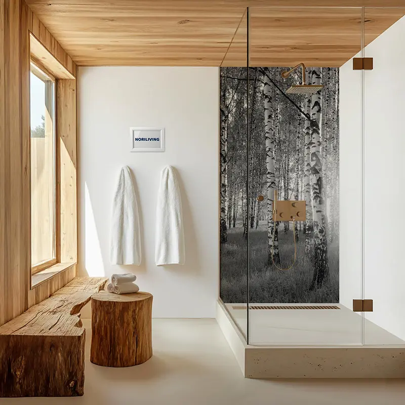 Skandinavisch gestaltetes Bad mit Holzbank und Waldtapete