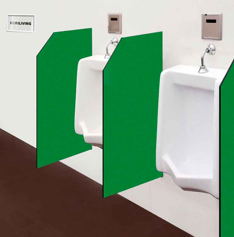 Zwei nebeneinanderstehende Urinale mit grünen Trennwänden in einem öffentlichen Toilettenbereich