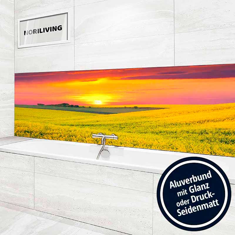 Moderne Badewanne mit Wanddekor eines Sonnenuntergangs über einem blühenden Rapsfeld, erhältlich in Glanz oder Druck-Seidenmatt.