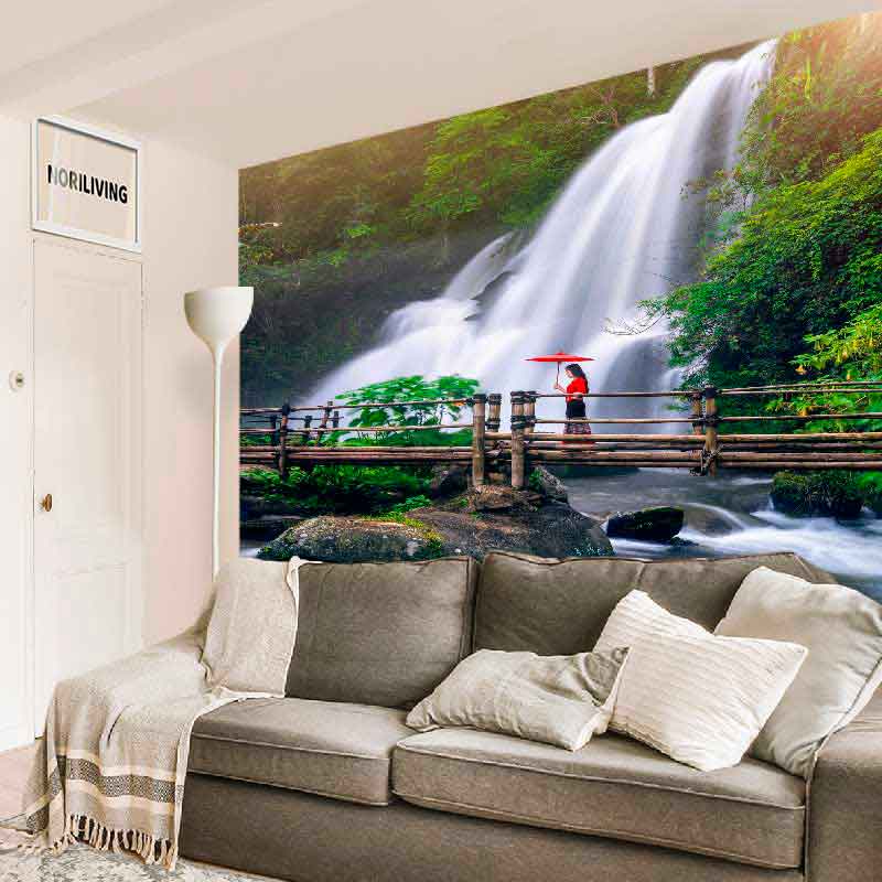 Modernes Wohnzimmer mit großer Wasserfall-Wandtapete, grauem Sofa und Kissen