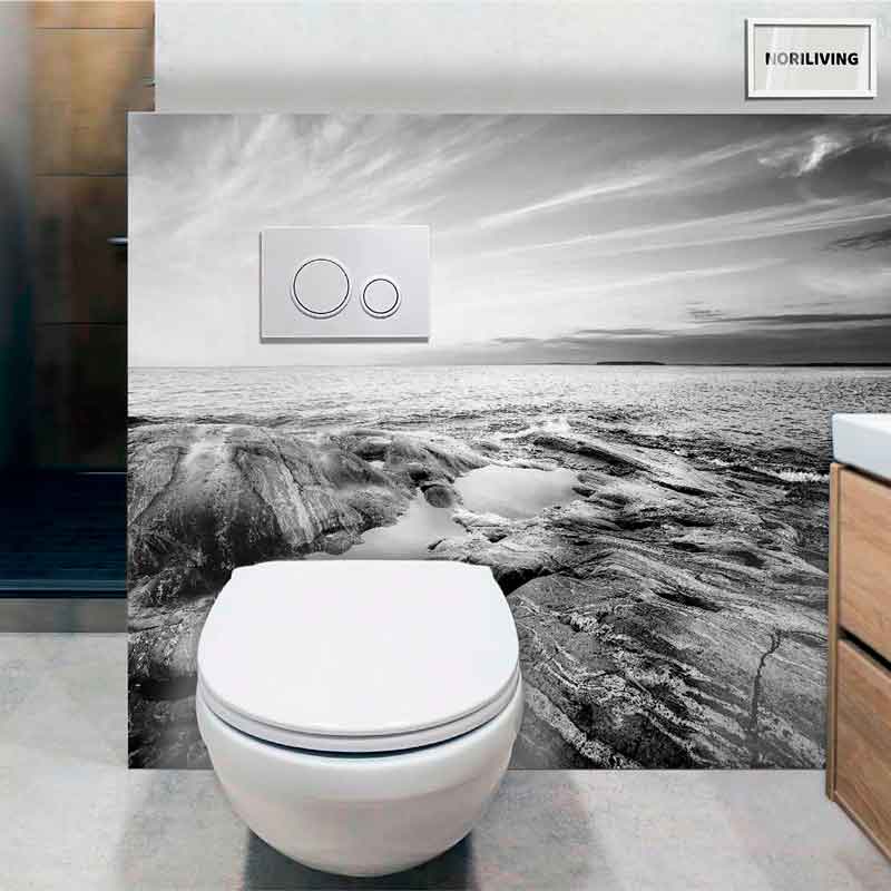 Elegant eingerichtetes Badezimmer mit einer Toilette vor einem Wandbild, das eine Meereslandschaft zeigt