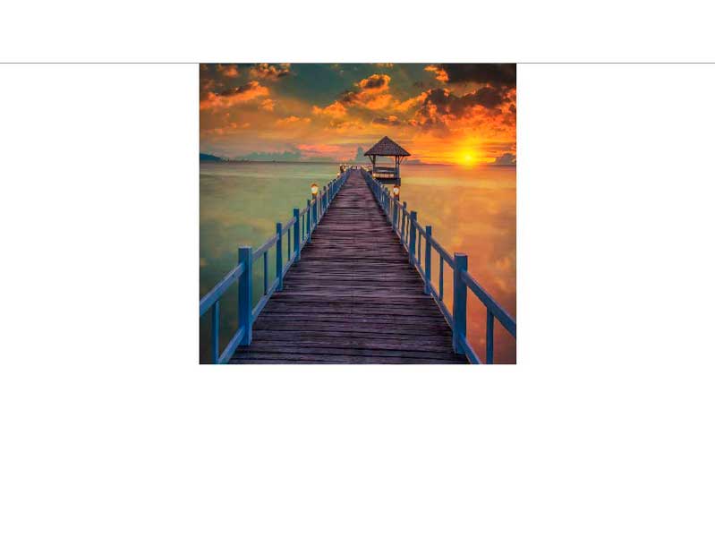 Romantischer Sonnenuntergang über einem Holzsteg am Meer Ein langer Holzsteg führt zu einem Pavillon über dem Meer, beleuchtet von einem beeindruckenden Sonnenuntergang.