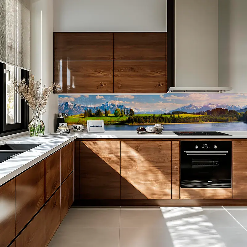 Küche mit Holzfronten und Berg-Landschafts-Glasrückwand