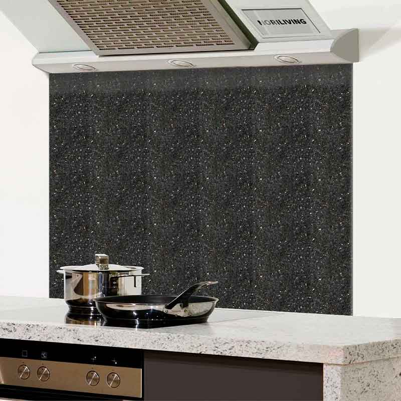 Moderne Kücheneinrichtung mit Dunstabzugshaube und Kochgeschirr Eine elegante Küche mit Dunstabzugshaube, schwarzer Spritzschutzplatte und auf dem Herd stehenden Töpfen und Pfannen