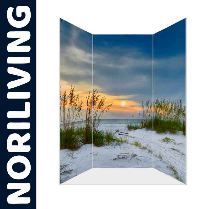 Dekorativer Raumteiler von Noriliving mit einem idyllischen Strandbild bei Sonnenuntergang.