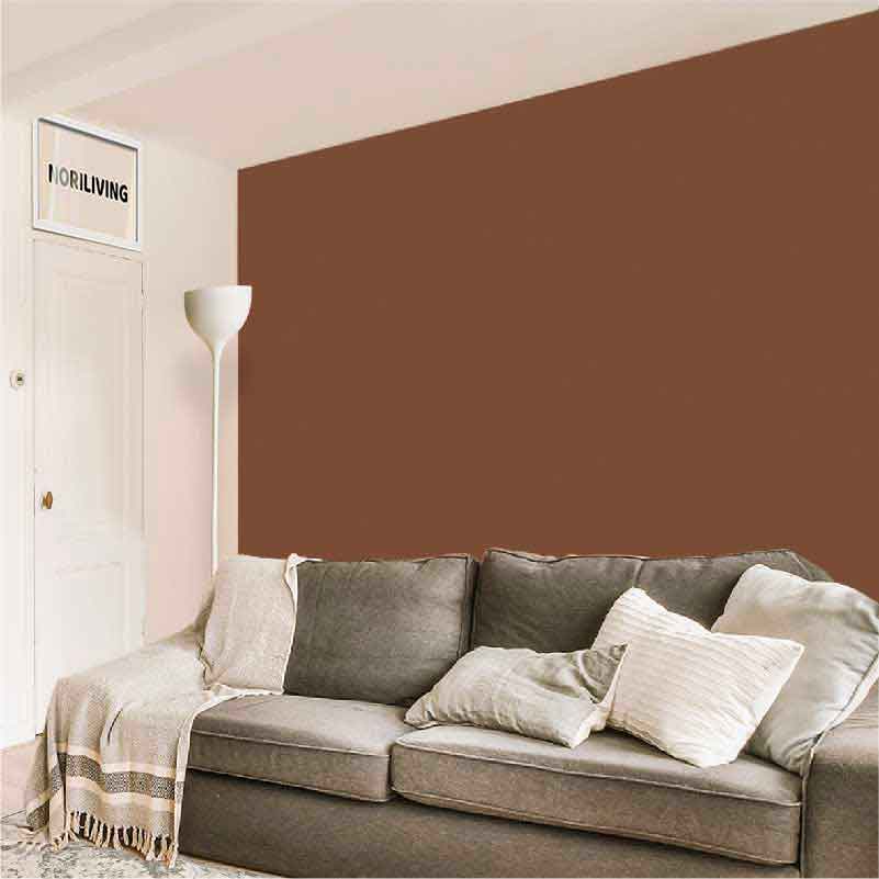 Wohnzimmer mit grauem Sofa, weißen Kissen und Stehlampe vor einer braunen Wand