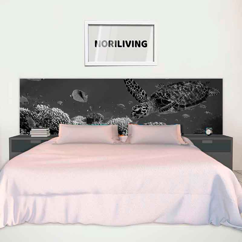 Schlafzimmer mit einem Bett, zwei Nachttischen und einem großen Wandbild mit Meeresmotiven, inklusive Schildkröten und Korallen.