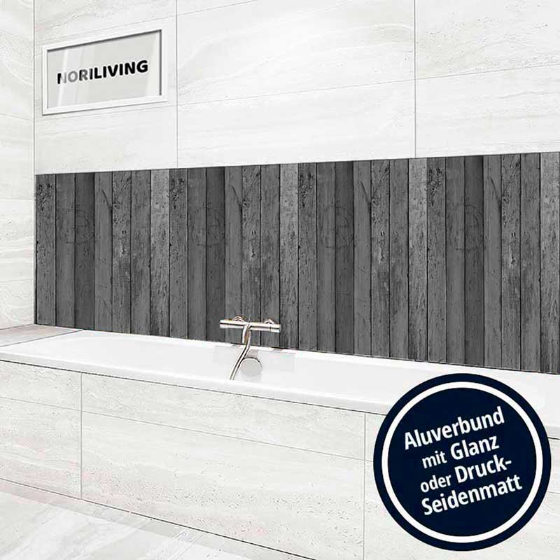 Helles Badezimmer mit einer Badewanne und einer Wandverkleidung aus dunklem Holzdesign, verziert mit Aluverbund für Glanz oder Druck-Seidenmatt.