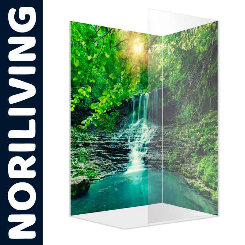 Duschwand von Noriliving mit einem beruhigenden Motiv eines Wasserfalls, umgeben von grünem Wald.