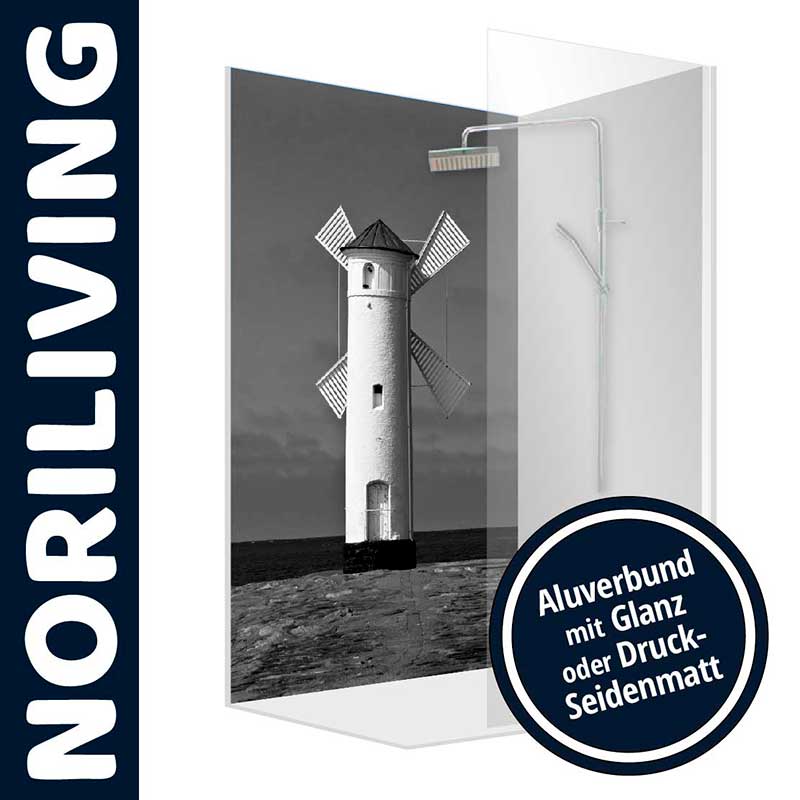 Eine stilvolle Duschrückwand von Noriliving mit einem Leuchtturm-Motiv, erhältlich in Aluverbund mit glänzender oder druck-seidenmatter Oberfläche.