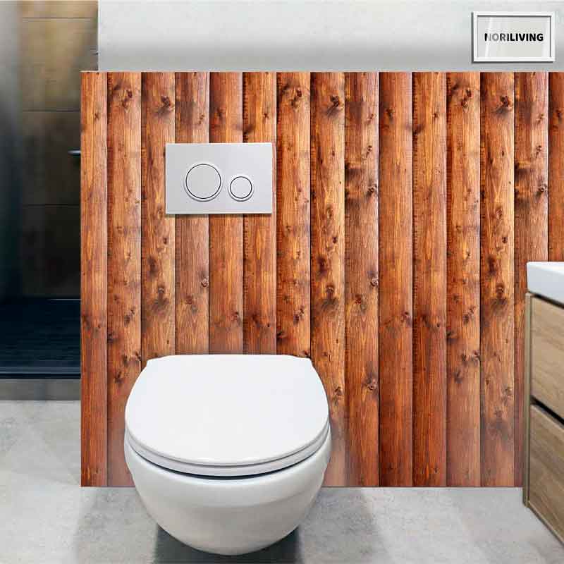 Badezimmer mit moderner Toilette und Holzverkleidung an der Wand