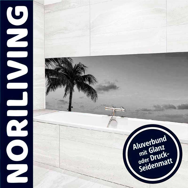 Schwarzes und weißes Badezimmer mit Palme als Wanddesign hinter der Badewanne. Marke NORILIVING, Aluverbundmaterial in Glanz oder Druck-Seidenmatt.