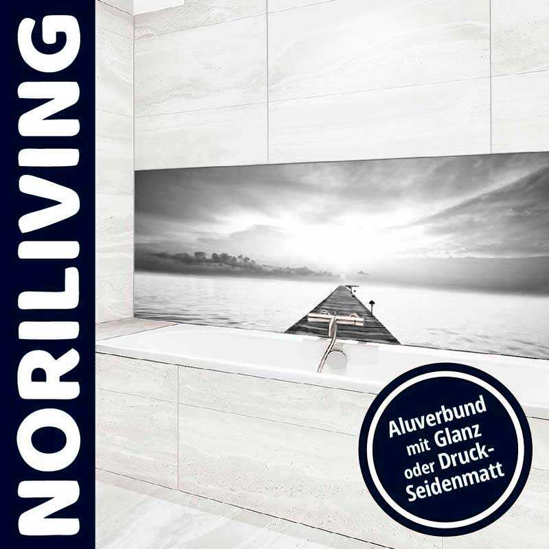 Modernes Badezimmer mit großem Schwarz-Weiß-Wandbild eines Stegs, erhältlich in Aluverbund mit Glanz oder Druck-Seidenmatt von Noriliving.
