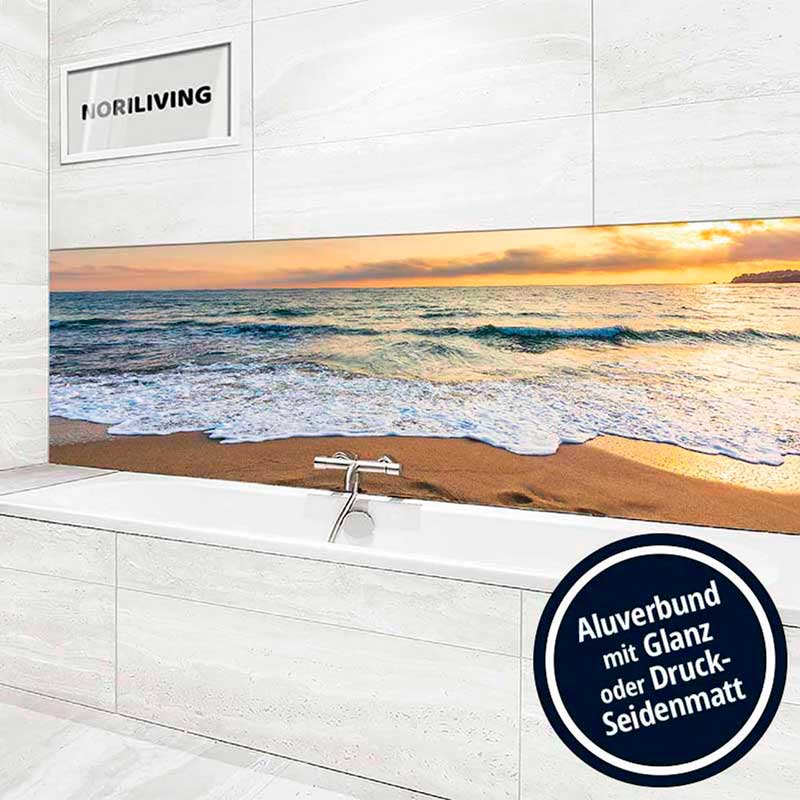Moderne Badezimmerwand mit sonnenunterganglichem Strand- und Meer-Motiv, gedruckt auf entweder glänzender oder seidenmatter Aluverbundplatte.