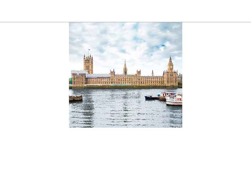 Palast von Westminster am Ufer der Themse Ansicht des Palasts von Westminster und der Themse mit Schiffen im Vordergrund