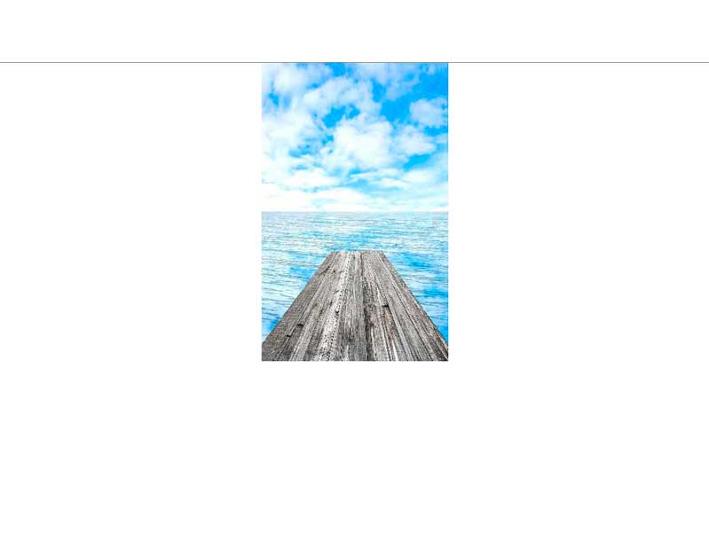 Holzsteg am ruhigen Meer unter blauem Himmel Ein hölzerner Steg reicht ins blaue, ruhige Meer unter einem klaren Himmel mit weißen Wolken.