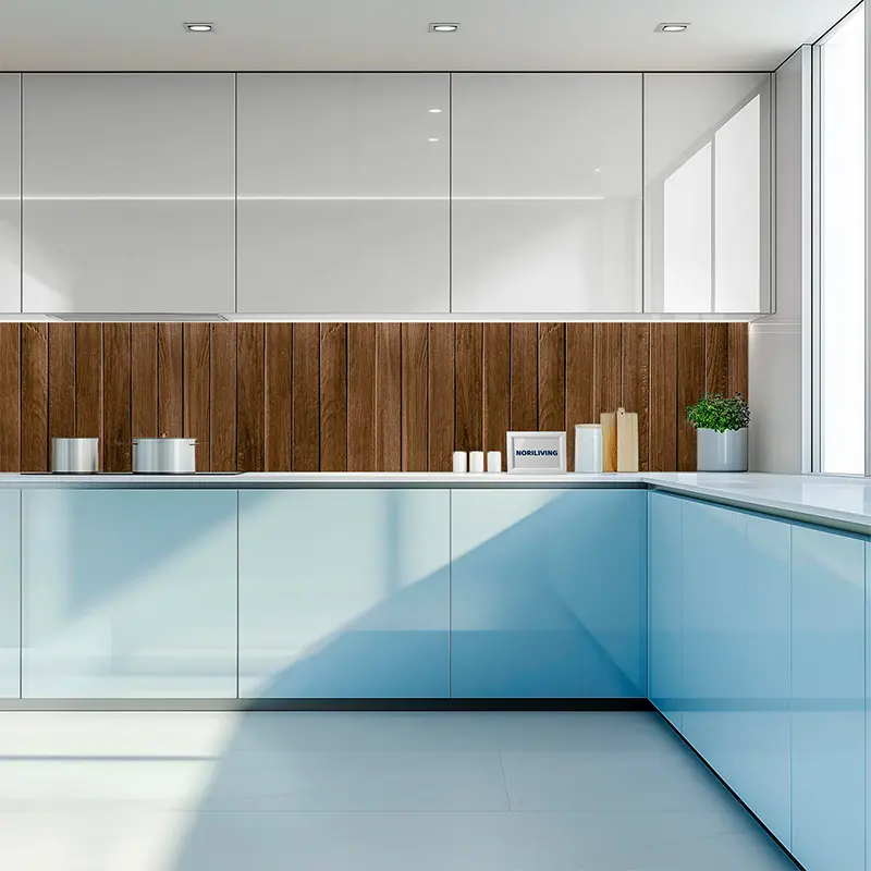 Helle Minimalküche mit blauen Fronten und Holz-Backsplash