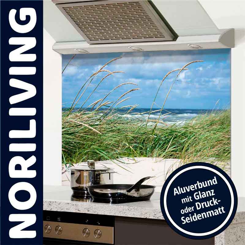 Küchenrückwand mit Strandmotiv und Kochutensilien in moderner Küche