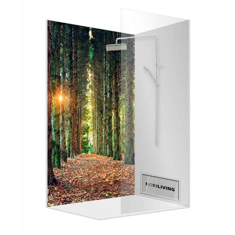 Duschwand mit Waldbildmotiv und Regenduschkopf - Für ein Naturerlebnis im Badezimmer Duschwand mit fotorealistischem Waldmotiv und moderner Regendusche von Noriliving