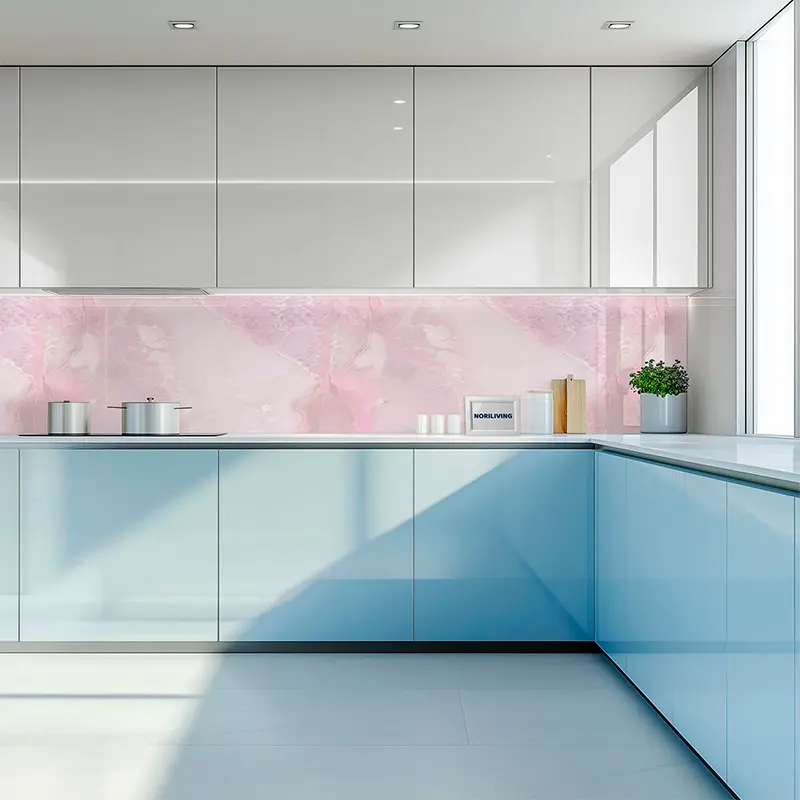 Helle Küche mit blauen Schränken und rosa Marmor-Rückwand