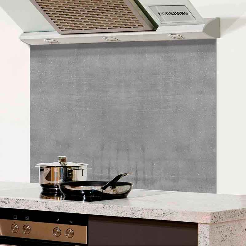 Küche mit Edelstahlkochgeschirr und grauer Rückwand