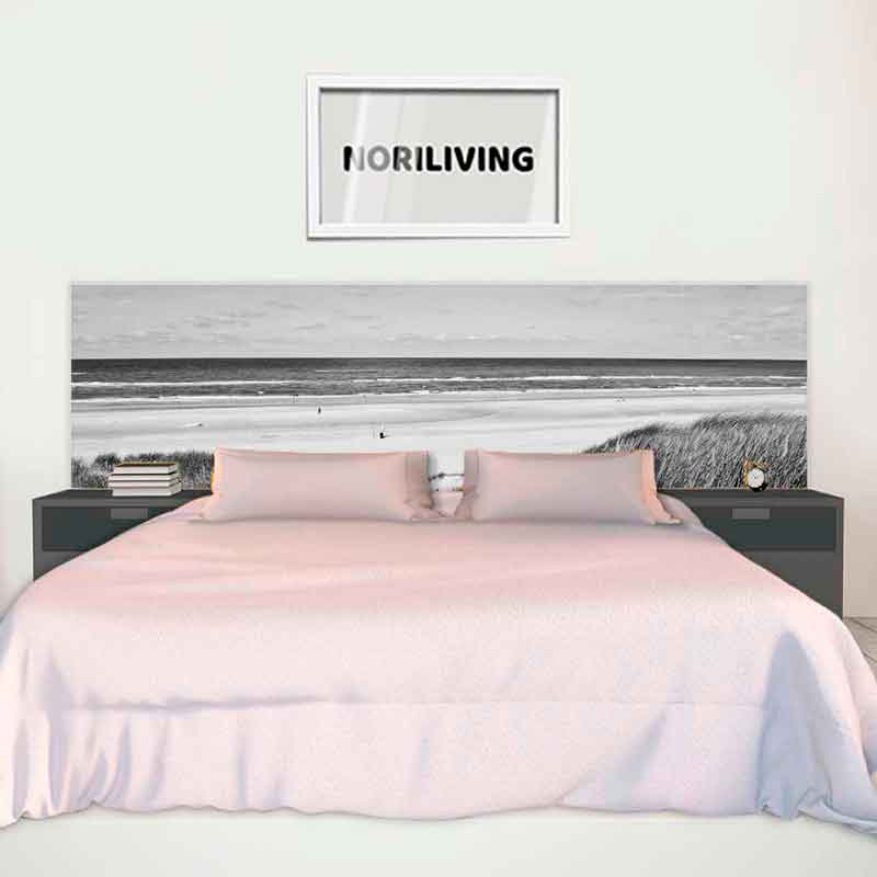 Minimalistisches Schlafzimmer mit großen Bett, Küstenbild an der Kopfwand und NORILIVING-Dekoration
