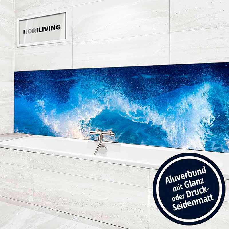 Badezimmer mit blauer Wellenoptik auf Aluverbundwand; erhältlich in Glanz oder Druck-Seidenmatt.