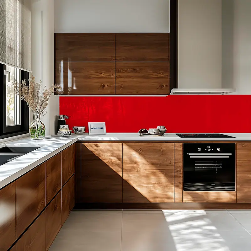 Helle Einbauküche mit rotem Spritzschutz und Holzschränken