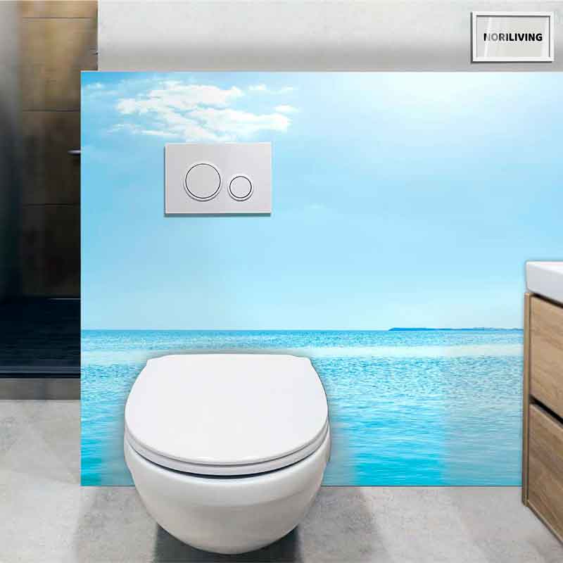 Wandtoilette mit Meerblick-Design Moderne Wandtoilette vor einer Wand mit Meerblick-Motiv, hell und beruhigend.