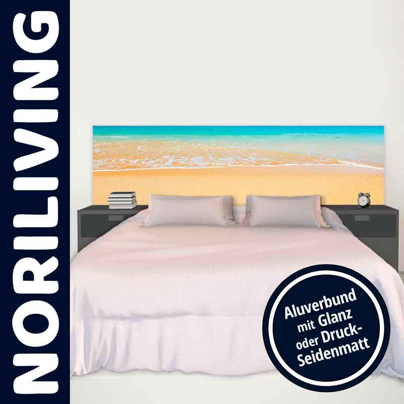 Bett mit Strandmotiv-Kopfteil und Nachttischen Modernes Bett mit einem Kopfteil im Strandmotiv, flankiert von schwarzen Nachttischen mit Büchern und Uhren, mit NORILIVING-Logo und Hinweis auf Aluverbund-Veredelung in Glanz oder Seidenmatt.