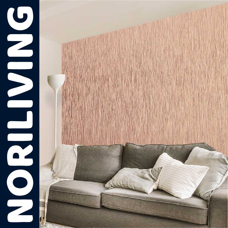 Ein stilvolles Wohnzimmer mit einer strukturierten, beige Tapete und einem grauen Sofa, dekoriert mit weißen Kissen.