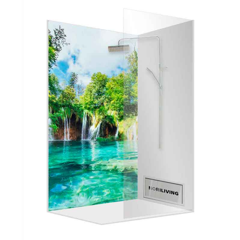 Duschkabine mit Glaswand, bedruckt mit Naturmotiv eines Wasserfalls und klaren blauen Wassers