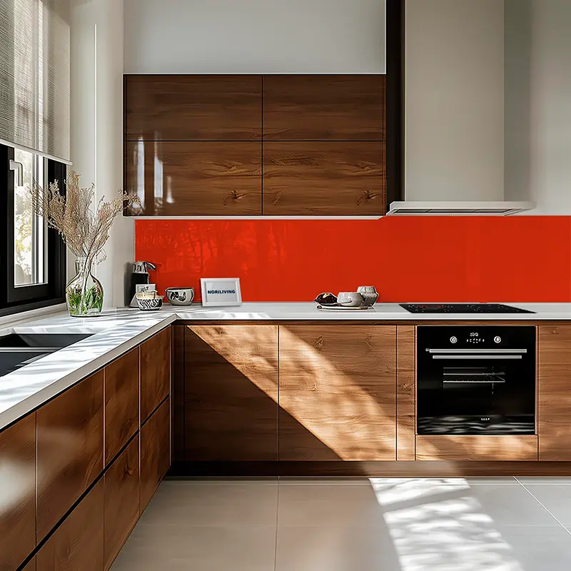 Einbauküche mit Holzfronten, roter Glasrückwand und Ofen