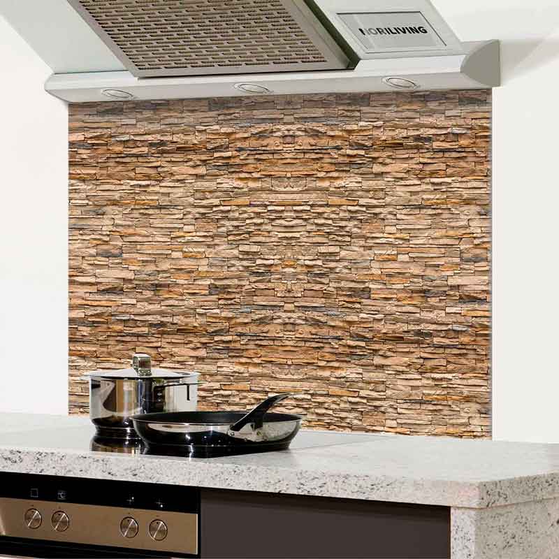 Eine moderne Küche mit einem Spritzschutz in Backsteinoptik hinter einem Herd mit Töpfen.