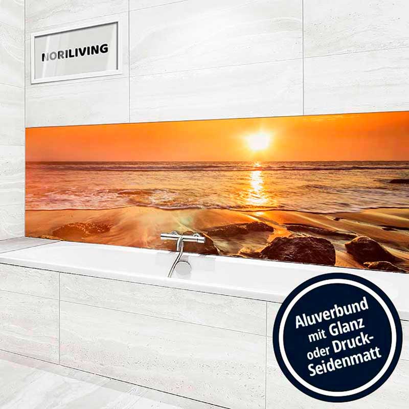 Moderne Badezimmergestaltung mit Aluverbund und Sonnenuntergangsmotiv Badezimmer mit einer Wandgestaltung aus Aluverbund, die einen Sonnenuntergang über dem Meer zeigt. Die Wanne und die Wände sind in weißem Marmor gehalten.