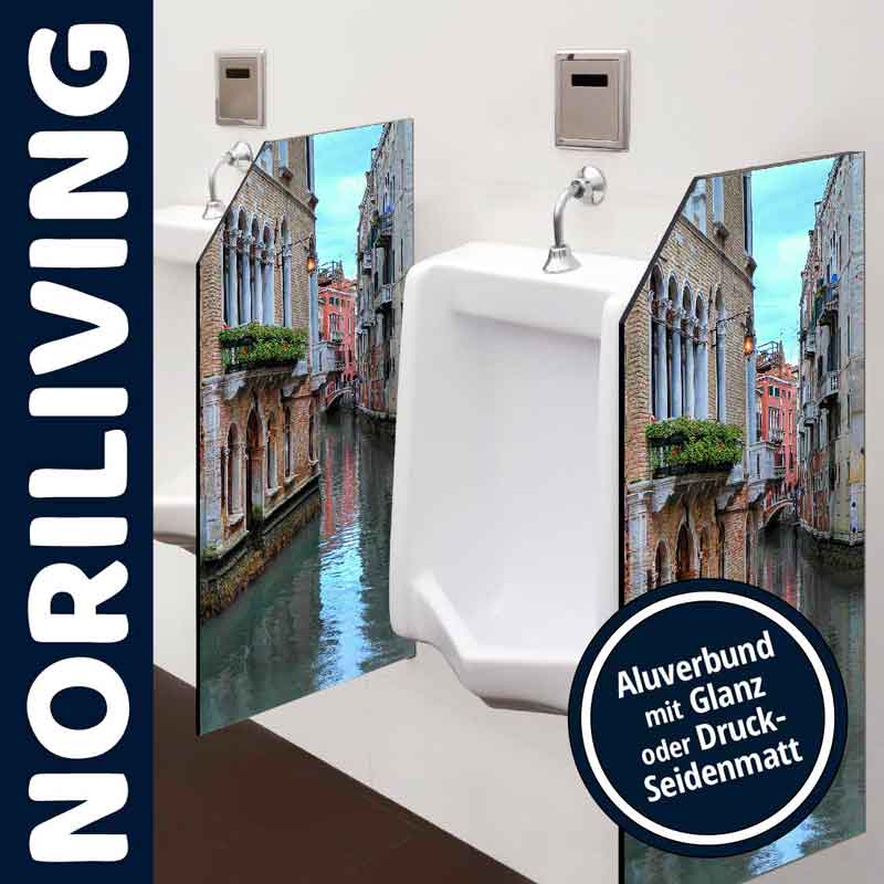 Urintrennwand mit Venedig-Motiv in Aluverbund-Ausführung Urintrennwand mit aufgedrucktem Venedig-Motiv, Aluverbund mit Glanz- oder Seidenmatt-Oberfläche, montiert neben einem Urinal.