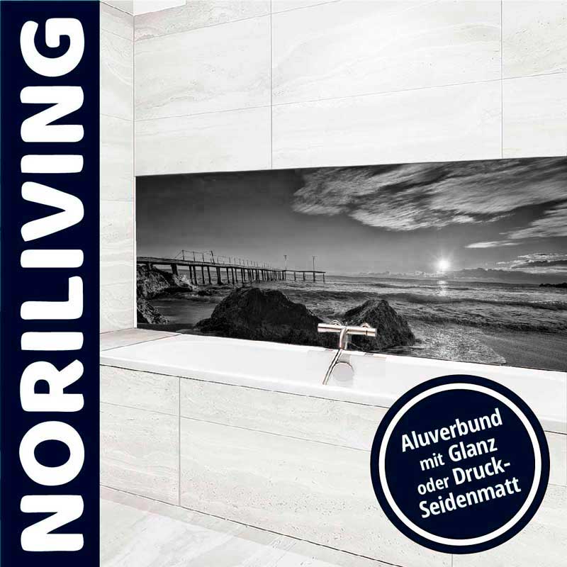 Stilvolles Badezimmer mit einer schwarz-weißen Aluverbundrückwand, die einen Sonnenuntergang am Meer zeigt, neben einem Logo von NORILIVING.