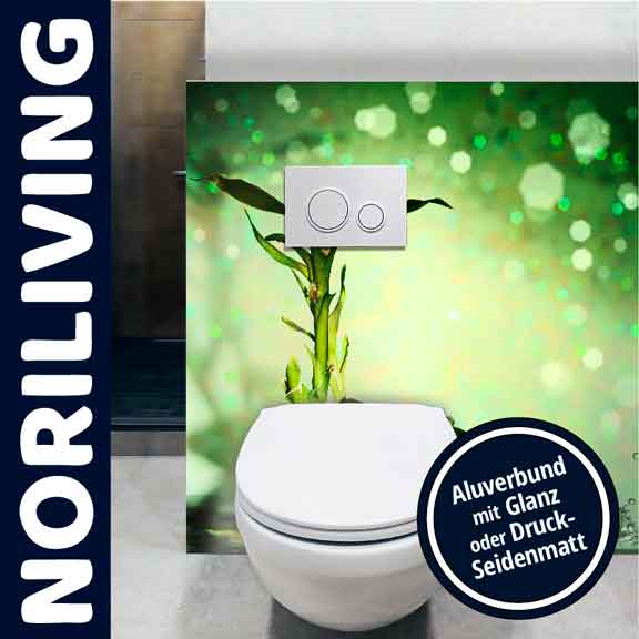 Ein WC mit einer dekorativen grünen Pflanzenrückwand in einem modernen Badezimmer, Aluverbund mit Glanzoberfläche.