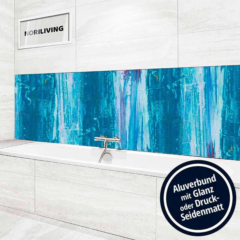 Moderne Badezimmerwand mit blauem Aluverbund-Design in Glanz oder Druck-Seidenmatt über einer weißen Badewanne.