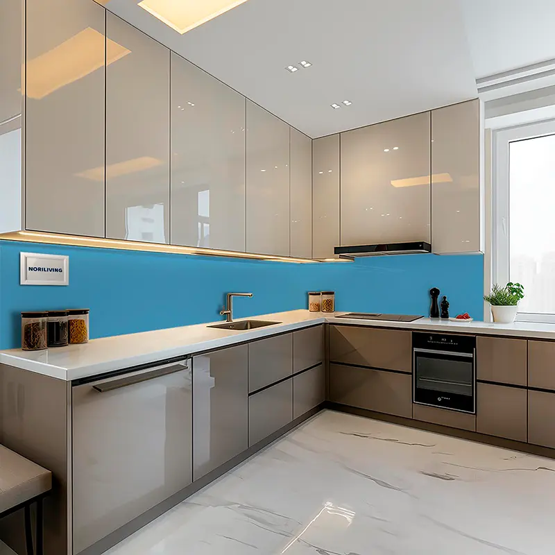 Moderne Eckküche mit blauem Spritzschutz und Fenster