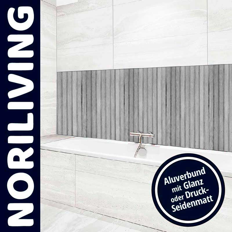 Badezimmer mit grauen Aluverbundpanelen von Noriliving über einer weißen Badewanne