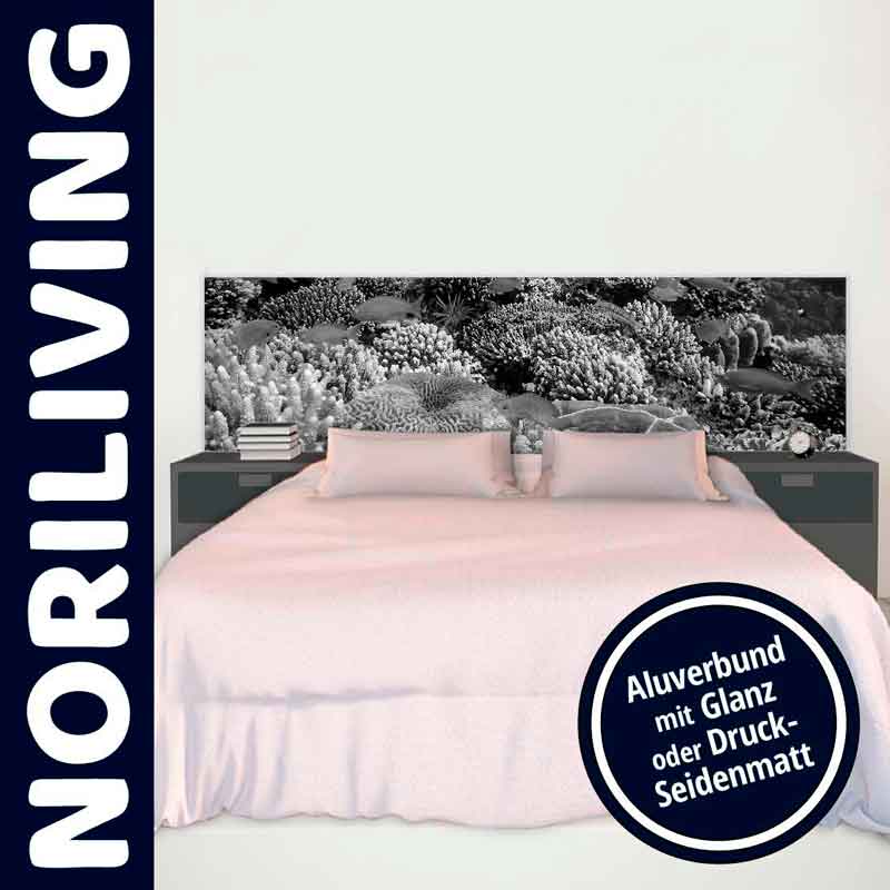 Ein elegantes Schlafzimmer mit einem Bett und einer kunstvollen schwarz-weißen Wanddekoration im Hintergrund. Seitentischchen sind vorhanden.