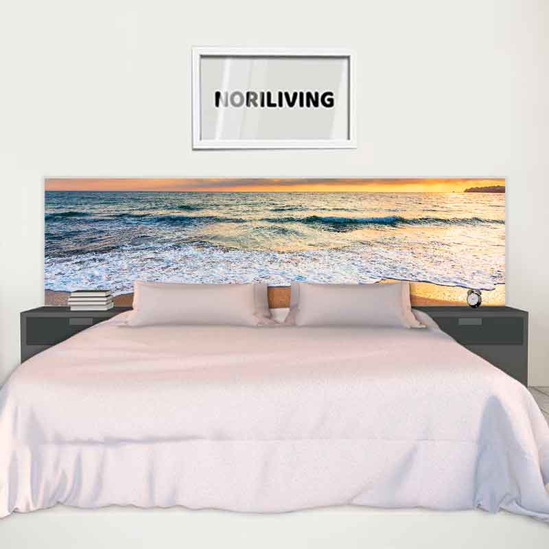 Großes Bett im modernen Schlafzimmer, dekoriert mit einem Meeresbild am Kopfteil und einem NORILIVING-Poster.