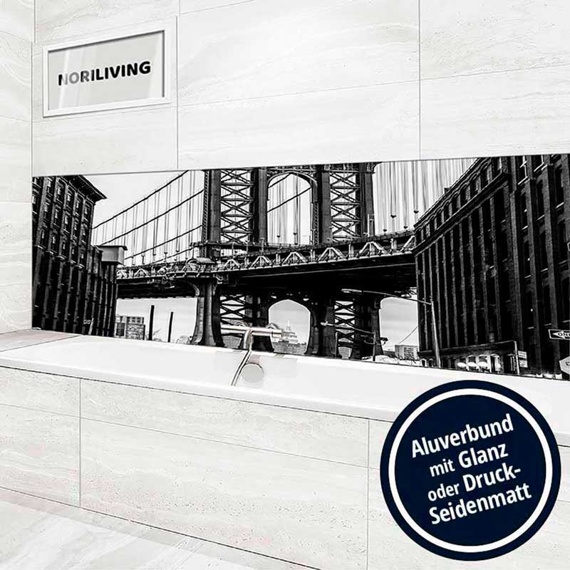 Elegantes Badezimmer mit dekorativem Aluverbundbild der Brooklyn-Brücke über einer weißen Badewanne