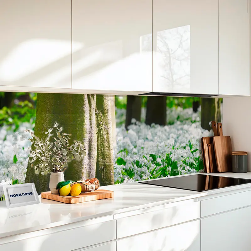 Küchenrückwand Alu Grüner Wald und weiß blühender Bärlauch 212