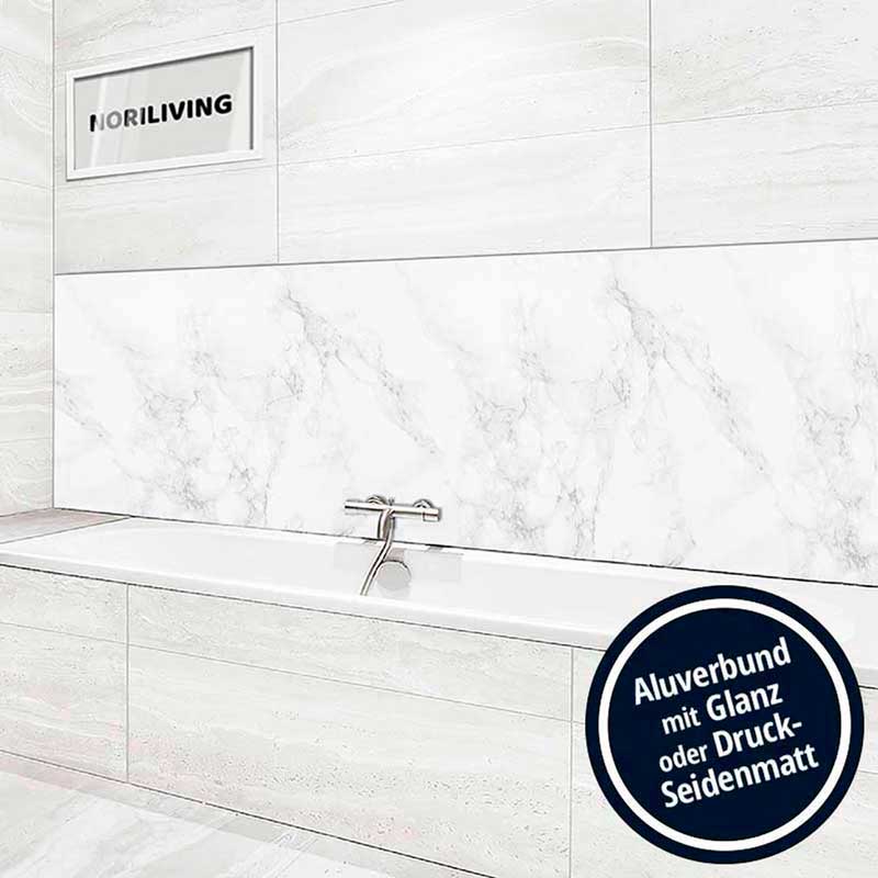 Moderne Badgestaltung mit glänzender oder seidenmatter Aluverbund-Wandverkleidung über Badewanne